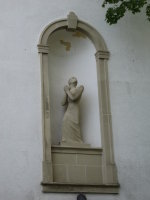 St. Vitus über dem Hinterausgang